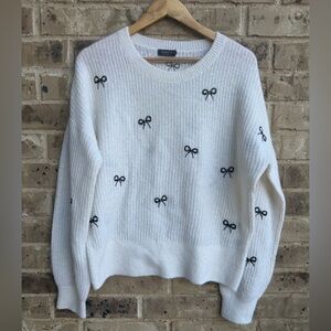 Vineyard Vines White Sweater with Black Bow Accents